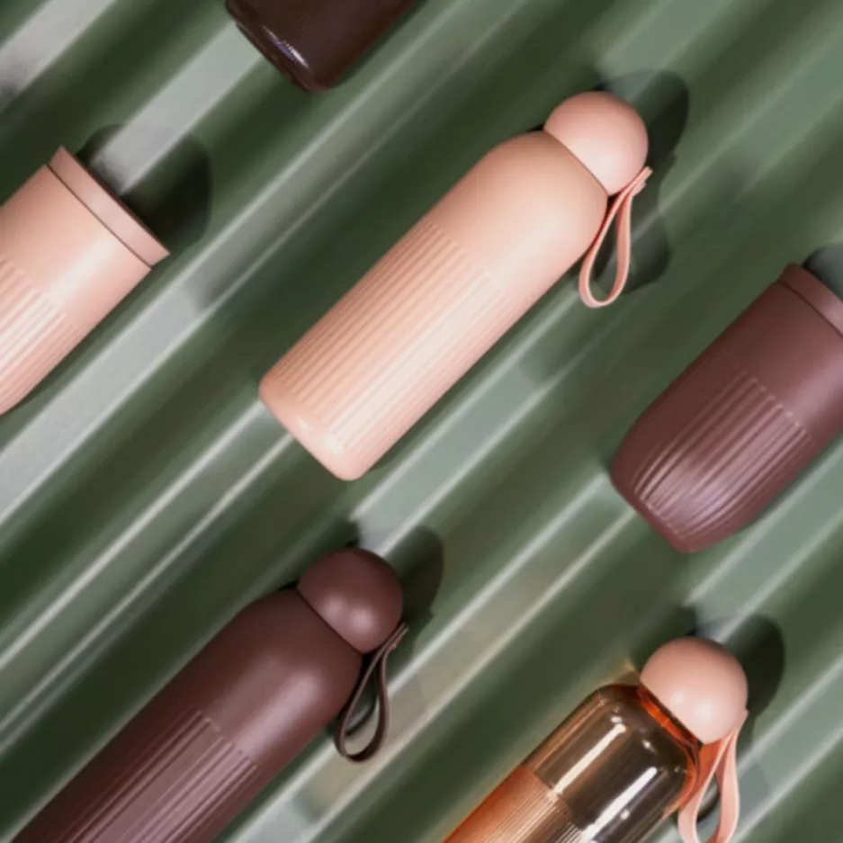 Stylowa butelka na wodę Sagaform Ture 600ml w kolorze czekoladowego brązu, trend wiosna 2026