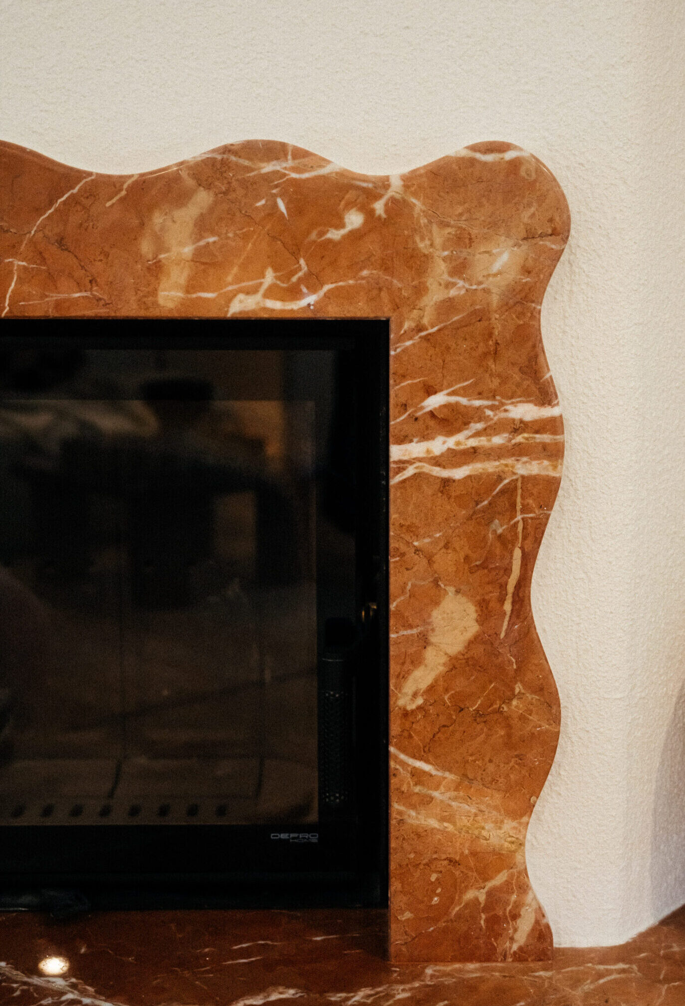 Kominek Soni Bohosiewicz z kamienia