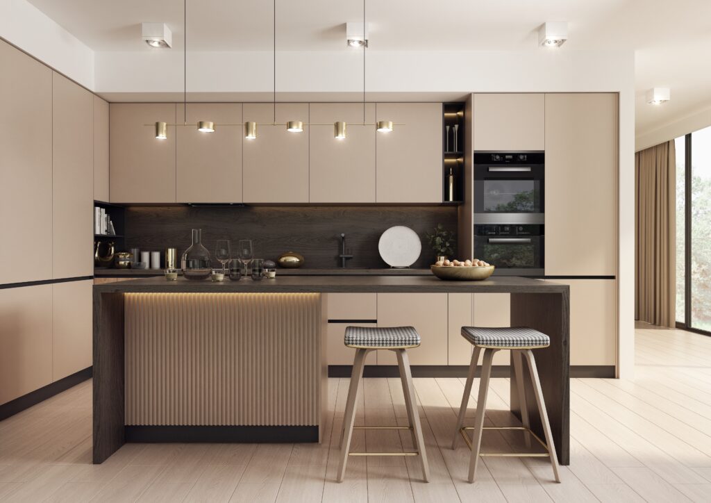 Kuchnia z wyspą i beżowymi szafkami i hokerami.
