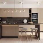 Kuchnia z wyspą i beżowymi szafkami i hokerami.