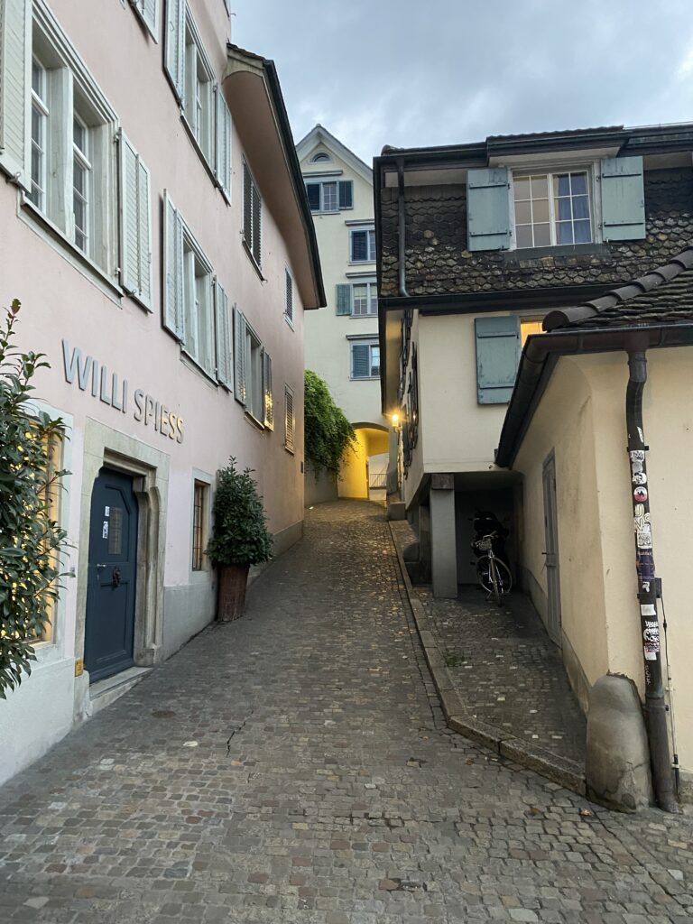 wąska uliczka stare domu