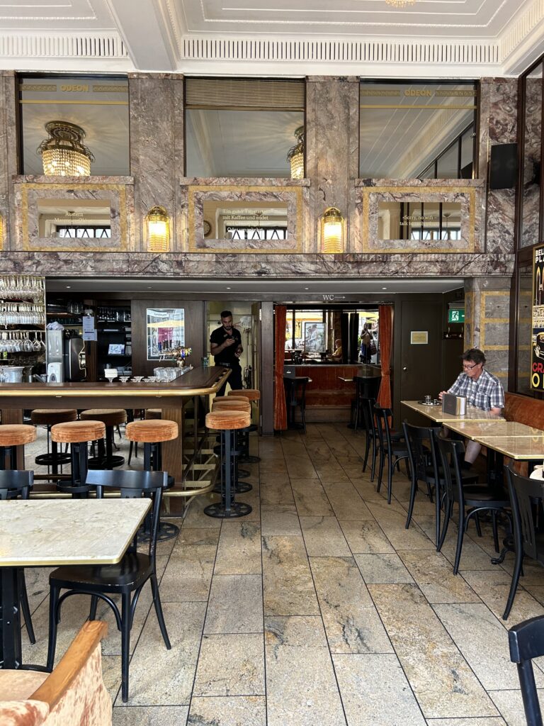 Café Odeon w Zurychu wnętrze w starym stylu
