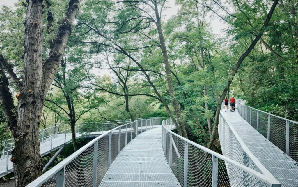 Warszawski Park Akcji „Burza” walczy o prestiżową nagrodę architektoniczną – design, historia i ekologia w jednym
