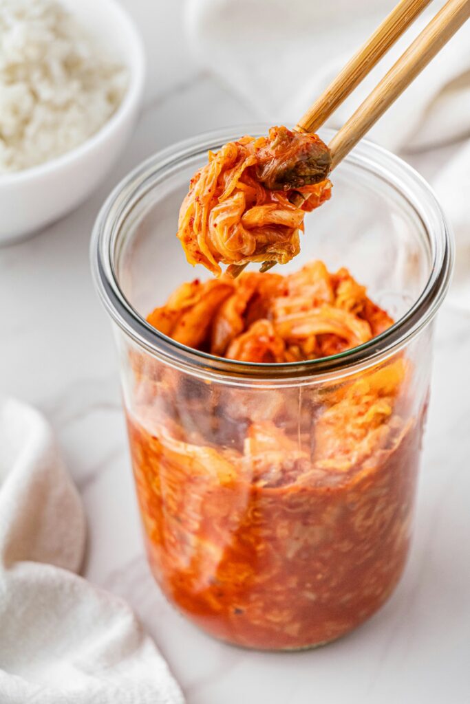 Kimchi w słoiku wyciągane pałeczkami
