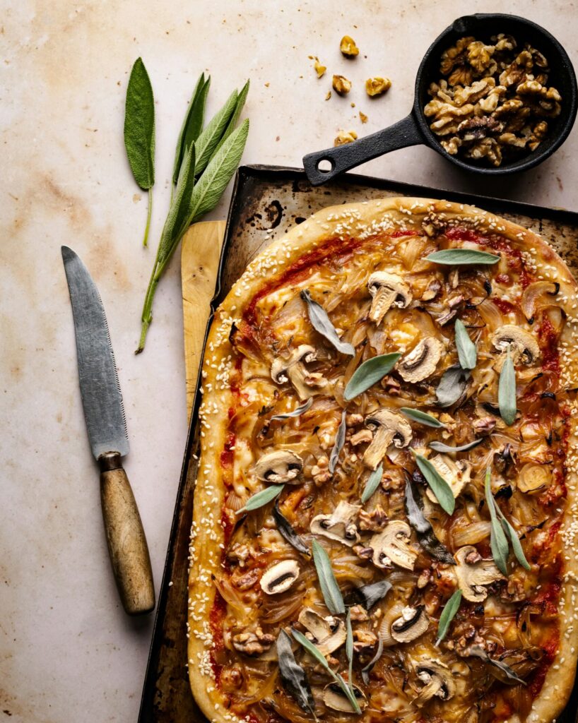 tarta z grzybami an stole, a obok nóż