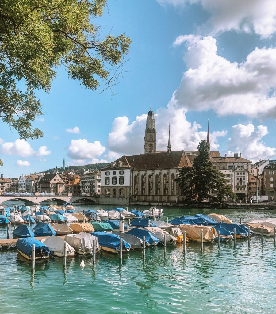 Port jachtowy nad Jeziorem Zuryskim w słoneczny dzień